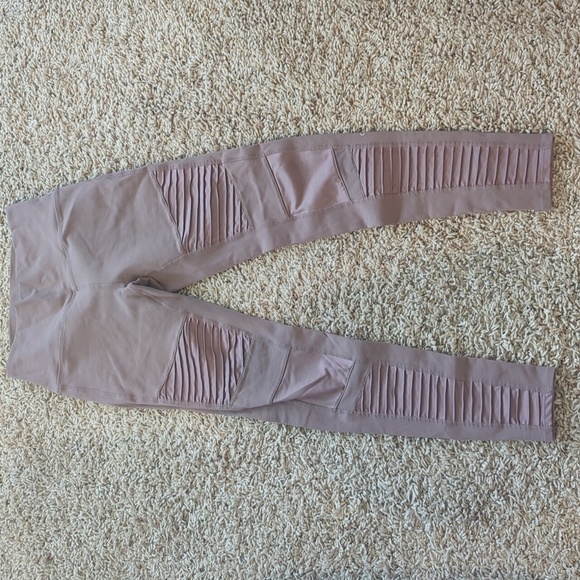 ALO Yoga Pants - Alo moto leggings